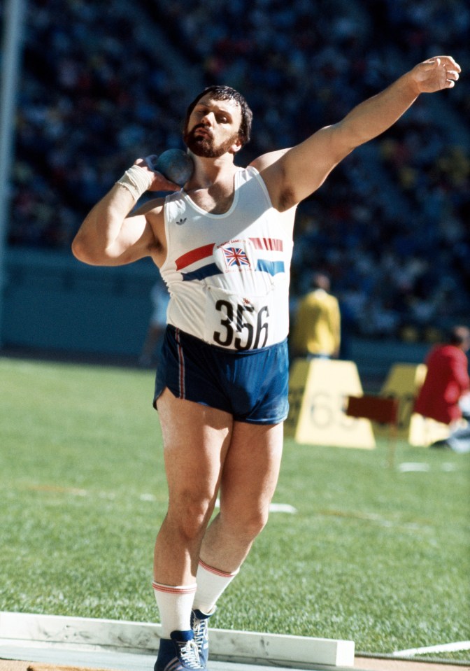 Geoff Capes de Gran Bretaña compitiendo en la prueba de lanzamiento de peso masculino durante los Juegos Olímpicos de Verano en Montreal 1976.