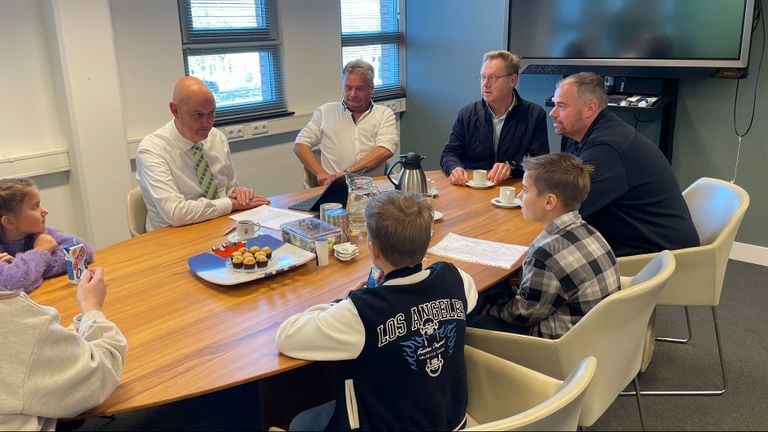 Los hermanos pudieron presentar su plan ante una mesa llena (foto: Omroep Brabant).