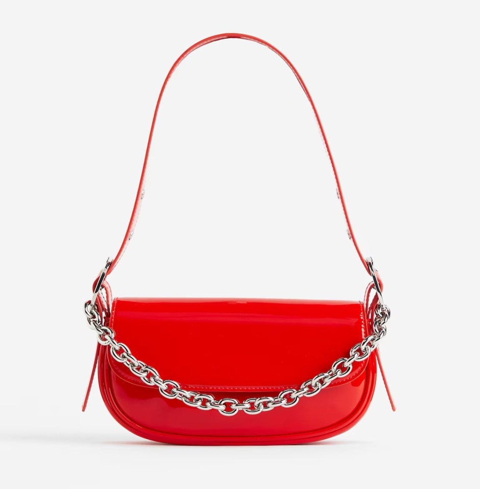 Bolso rojo con cadena, rebajado de £ 18,99 a £ 14 en H&M