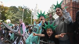 Los aficionados celebran la victoria de los jugadores del New York Liberty.