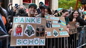 Los aficionados celebran la victoria de los jugadores del New York Liberty.