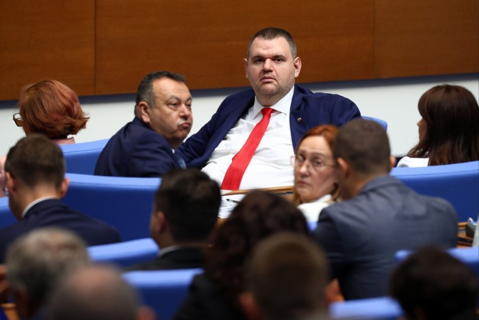 Delyan Peevski sentado entre otros asistentes durante una sesión de la Asamblea Nacional en Sofía