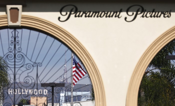 El logotipo de Paramount Pictures se muestra frente a Paramount Studios con el letrero de Hollywood visible. 