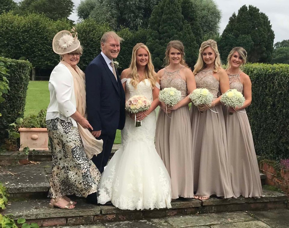 Sir David con su esposa Julia Arnold en la boda de su hija Alexandra. Sus hijas Florence, Katie y Sarah son damas de honor.