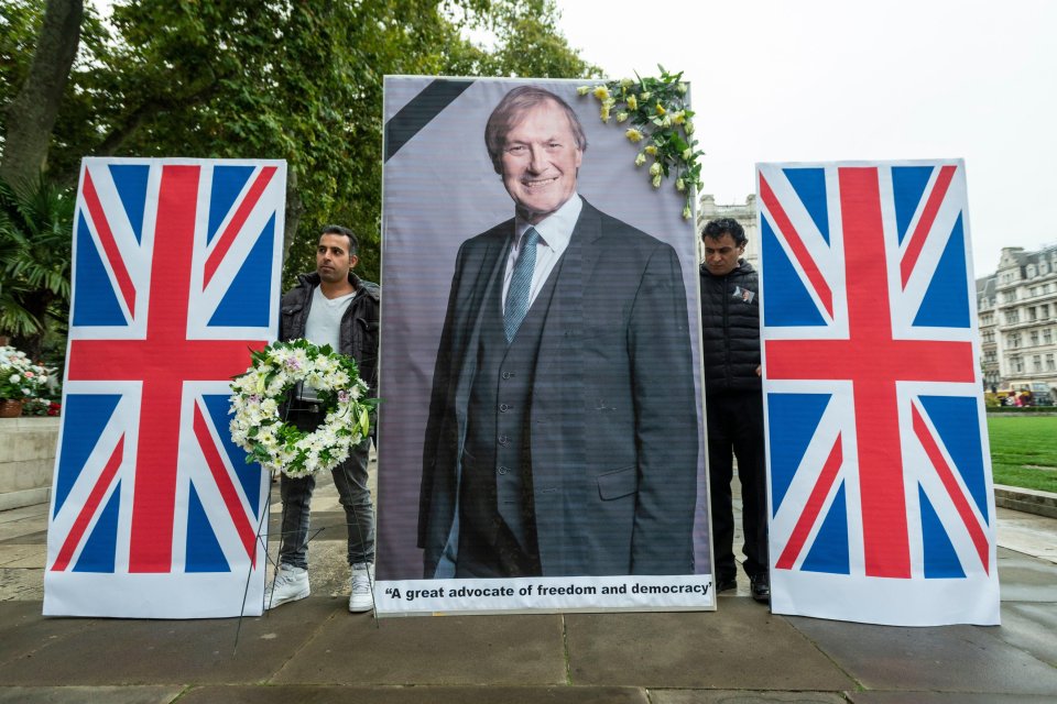 Miembros de la comunidad anglo-iraní celebraron un servicio en la Plaza del Parlamento en homenaje a Sir David