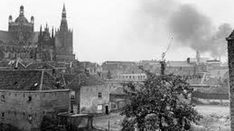 Nubes de humo sobre la zona de la estación de Den Bosch (foto: archivo)