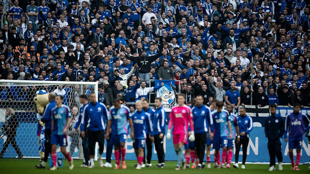 Bei Peinlich-Auftritt: HIER rollen Schalke-Fans die Fahnen ein