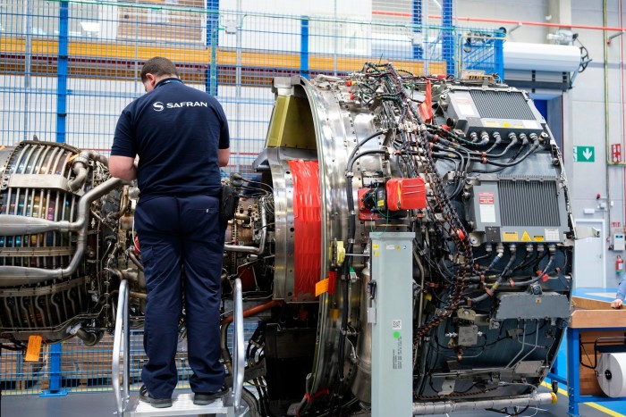 Un hombre trabaja en el motor de un avión en una fábrica de Bélgica.