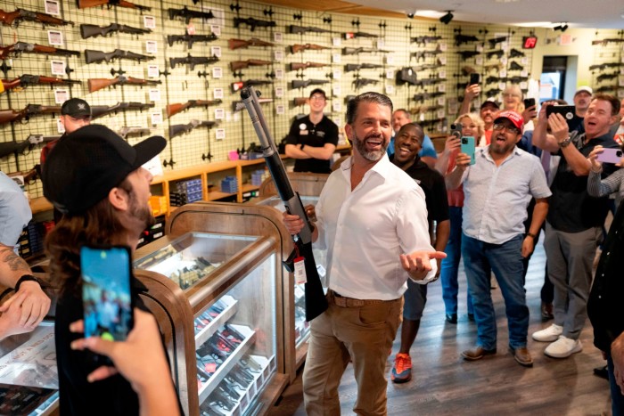 Donald Trump Jr., hijo del expresidente estadounidense y candidato presidencial republicano Donald Trump, sostiene una escopeta en la tienda de armas Tombstone Tactical en Phoenix, Arizona.