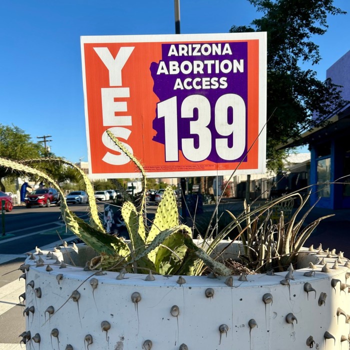 Carteles políticos antes de las elecciones estadounidenses en el centro de Phoenix, Arizona.