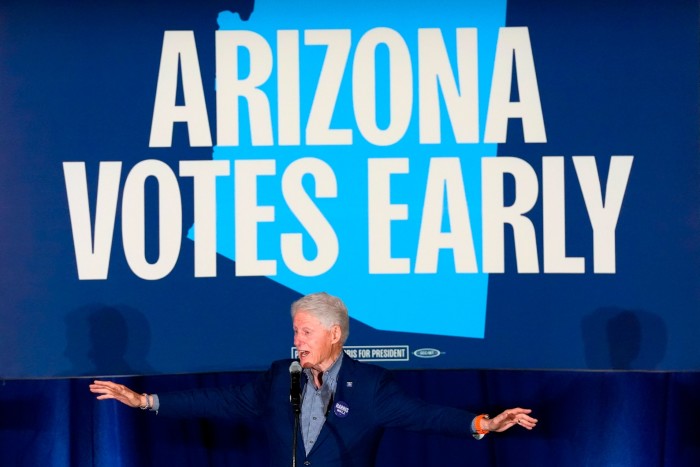 El expresidente Bill Clinton habla en un evento de campaña en apoyo a la vicepresidenta Kamala Harris, candidata presidencial demócrata