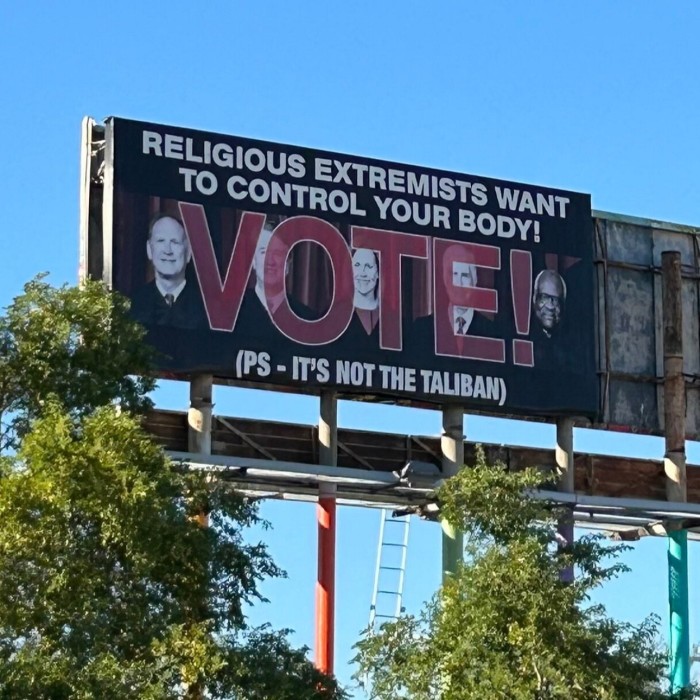 Carteles políticos antes de las elecciones estadounidenses en el centro de Phoenix, Arizona.