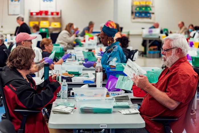 Los trabajadores electorales abren sobres y clasifican las boletas de las elecciones generales de 2024 en el Centro de Tabulación y Elección del Condado de Maricopa (MCTEC) en Phoenix, Arizona.