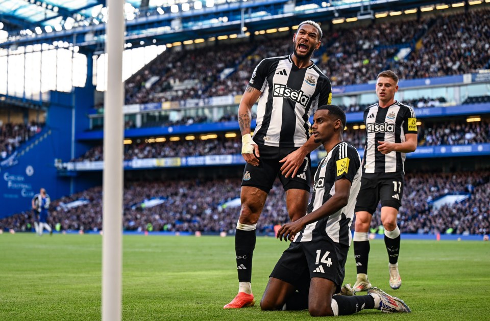 Alexander Isak celebra el empate