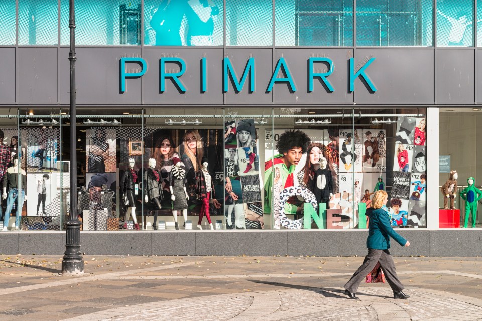 El vestido está disponible en Primark ahora mismo, así que hazte con uno antes de que se acaben.