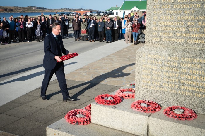 David Cameron asiste a una ceremonia de colocación de ofrenda floral en el monumento conmemorativo del conflicto de las Malvinas en Port Stanley en febrero.