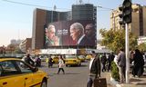 Un cartel en la capital iraní, Teherán, con fotografías del jefe del Estado Mayor militar iraní, Mohammed Bagheri, y del presidente iraní, Masoud Pezeshkian, junto con el presidente estadounidense, Joe Biden, y el primer ministro israelí, Benjamin Netanyahu, como 