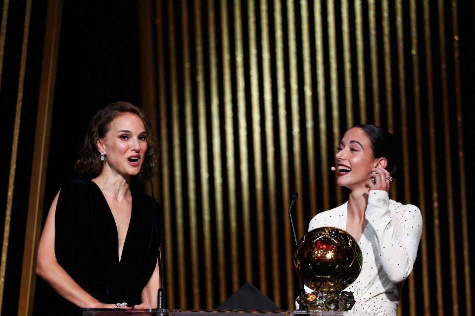 Portman entregó el Balón de Oro Femenino a la estrella del Barcelona Aitana Bonmati