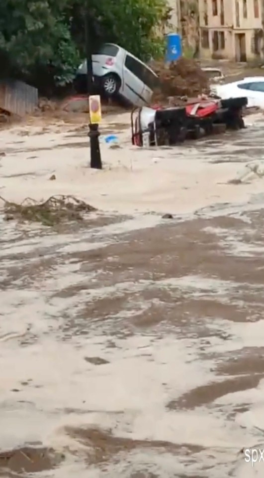 Los autos fueron volcados y arrastrados