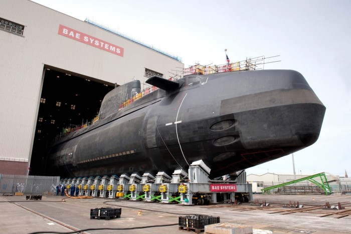 El gran submarino se muestra saliendo del edificio.