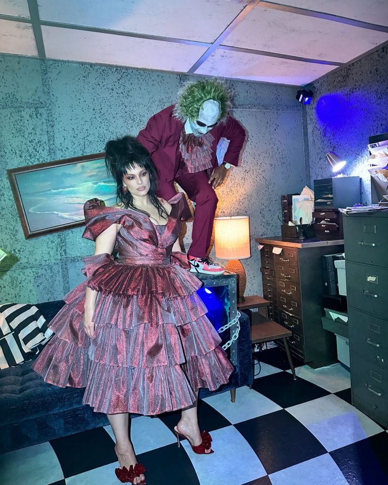 Ashley Graham eligió disfrazarse de Lydia Deetz para una fiesta de cumpleaños temática de Beetlejuice