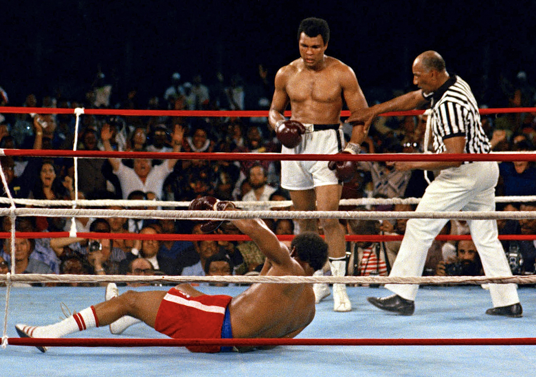 Muhammad Ali mira a George Foreman durante su pelea en Kinshasa, Zaire, el 30 de octubre de 1974. (Foto AP)