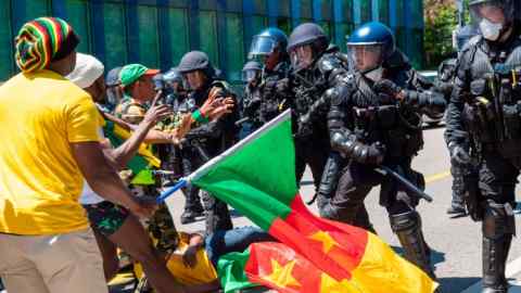 La policía de Ginebra retiene a las personas que protestan contra el presidente de Camerún, Paul Biya.