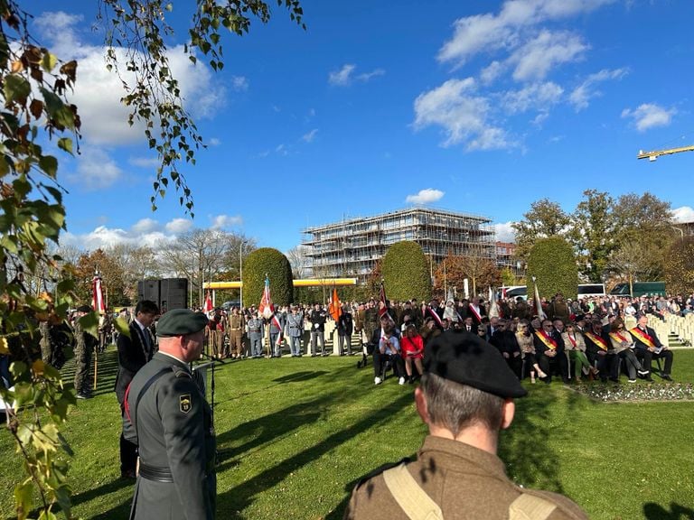 Colocación de flores en el cementerio militar polaco de Breda (Foto: Floortje Steigenga).