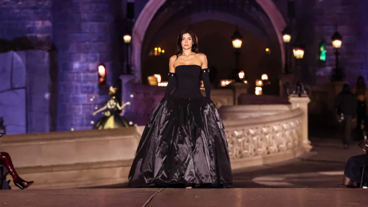 El cuento de hadas de Kylie Jenner: look oscuro para cerrar el desfile de Coperni en Disneyland París