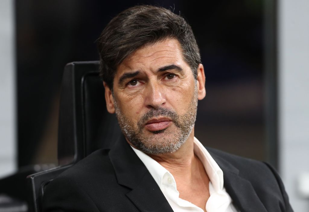 MILÁN, ITALIA - 14 DE SEPTIEMBRE: El entrenador del AC Milan Paulo Fonseca mira durante el partido Serie A entre el AC Milan y Venezia en el Stadio Giuseppe Meazza el 14 de septiembre de 2024 en Milán, Italia. (Foto de Marco Luzzani/Getty Images)