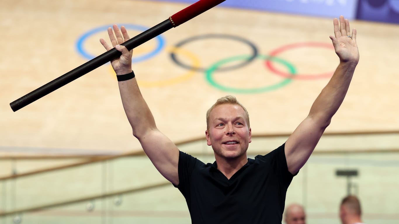 Chris Hoy como invitado de honor en una ceremonia al margen de las competiciones olímpicas de ciclismo en pista en París.