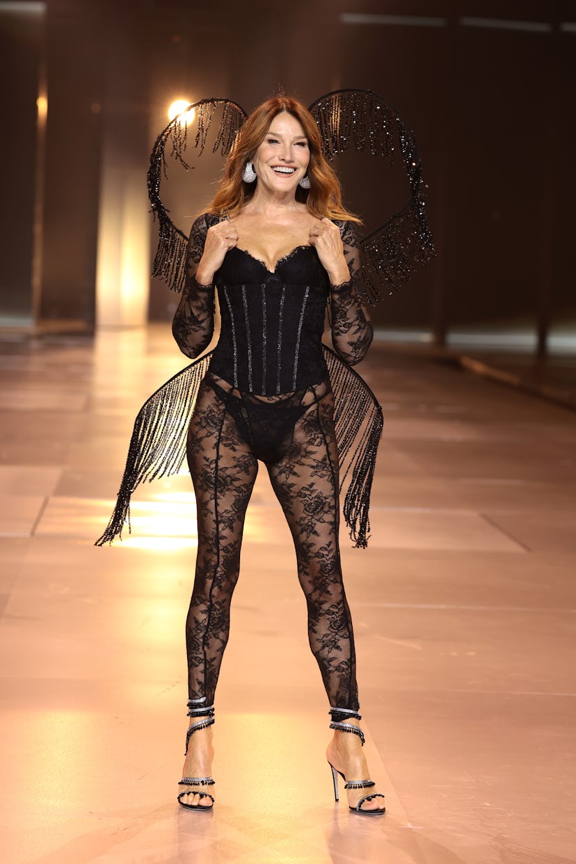 Carla Bruni desfila en la pasarela del Victoria's Secret Fashion Show 2024 