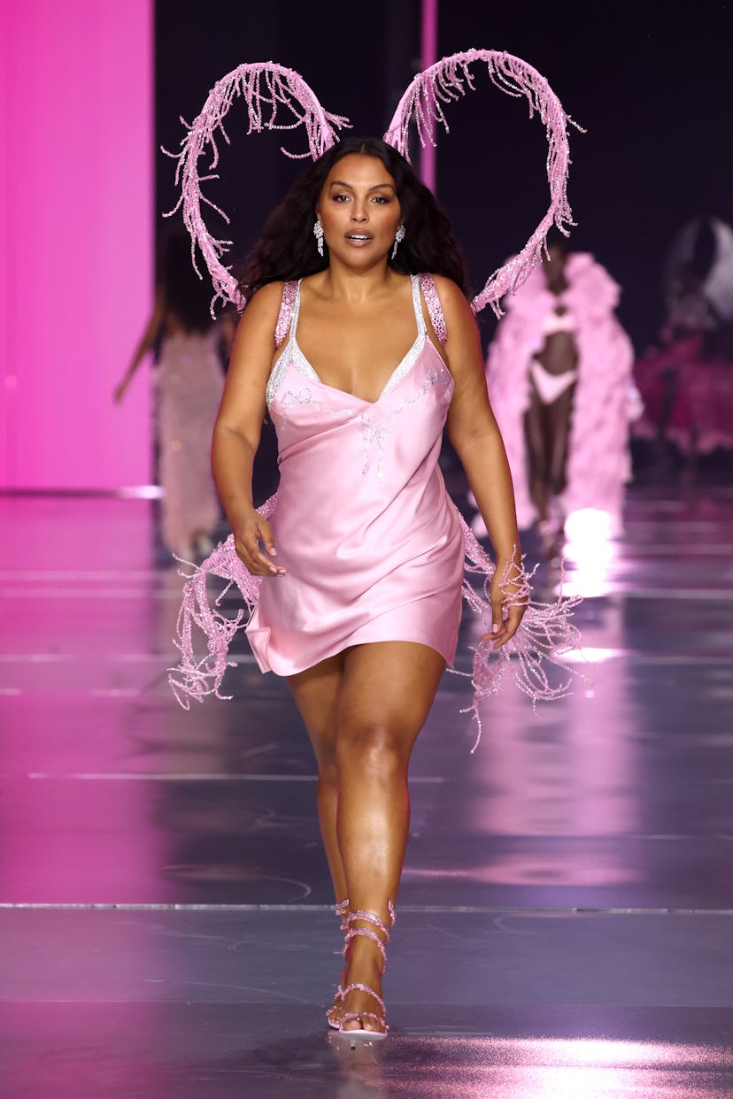 Paloma Elsesser desfila en la pasarela del Victoria's Secret Fashion Show 2024