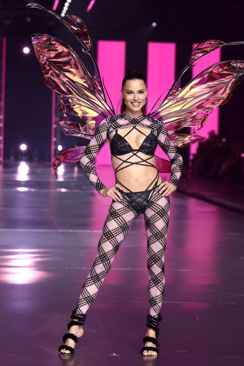 Adriana Lima desfila en la pasarela del Victoria's Secret Fashion Show 2024 