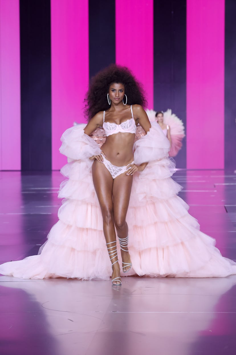 Imaan Hammam desfila en la pasarela del Victoria's Secret Fashion Show 2024