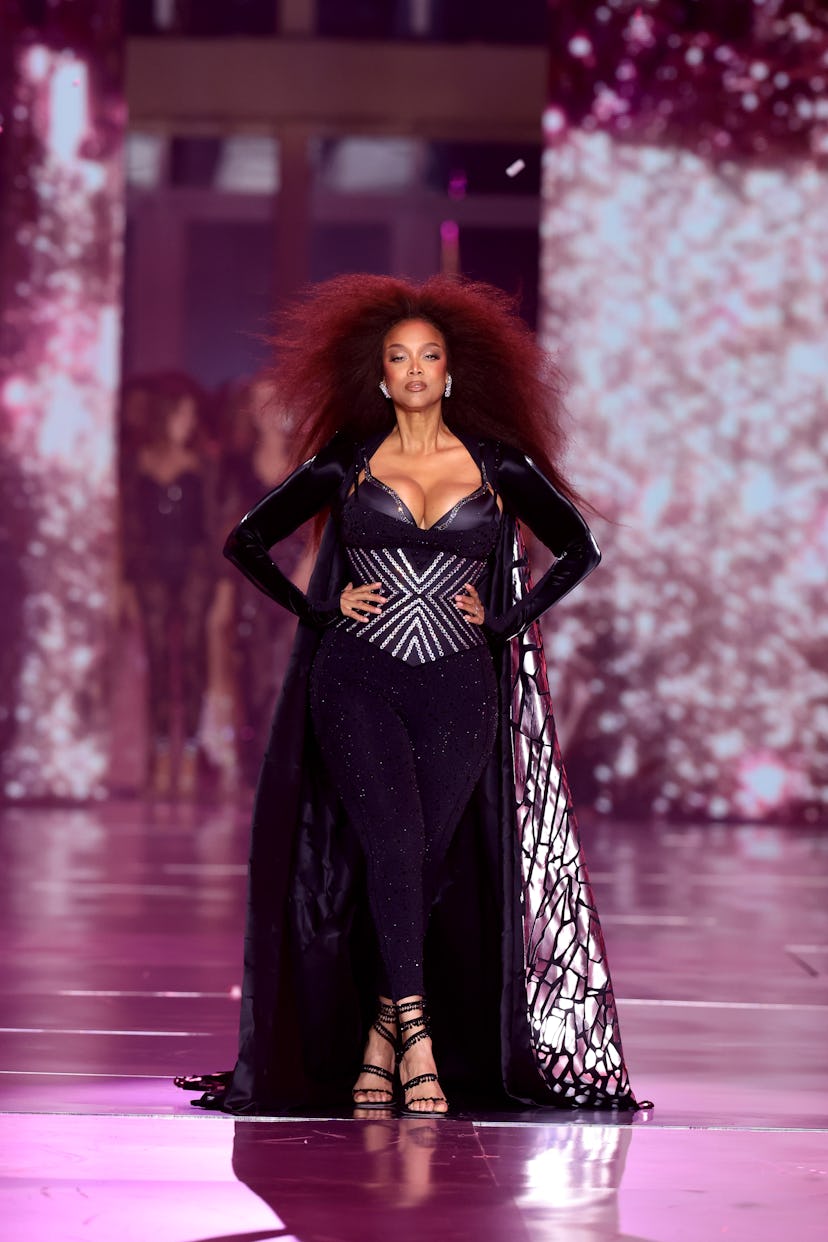 Tyra Banks desfila en la pasarela del Victoria's Secret Fashion Show 2024 