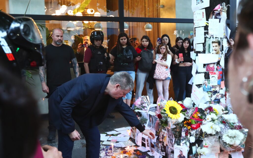 Geoff Payne, padre de Liam Payne, en el lugar del funeral en Buenos Aires