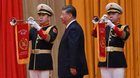 El presidente de China, Xi Jinping, camina hacia el podio durante una recepción en vísperas del Día Nacional en el Gran Palacio del Pueblo de Beijing.