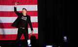 Elon Musk saluda a la multitud en el mitin de Trump el 18 de octubre en el Greater Philadelphia Expo Center en Oaks, Pensilvania.