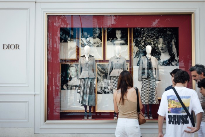 Un comprador observa el escaparate de una tienda Christian Dior SE en París