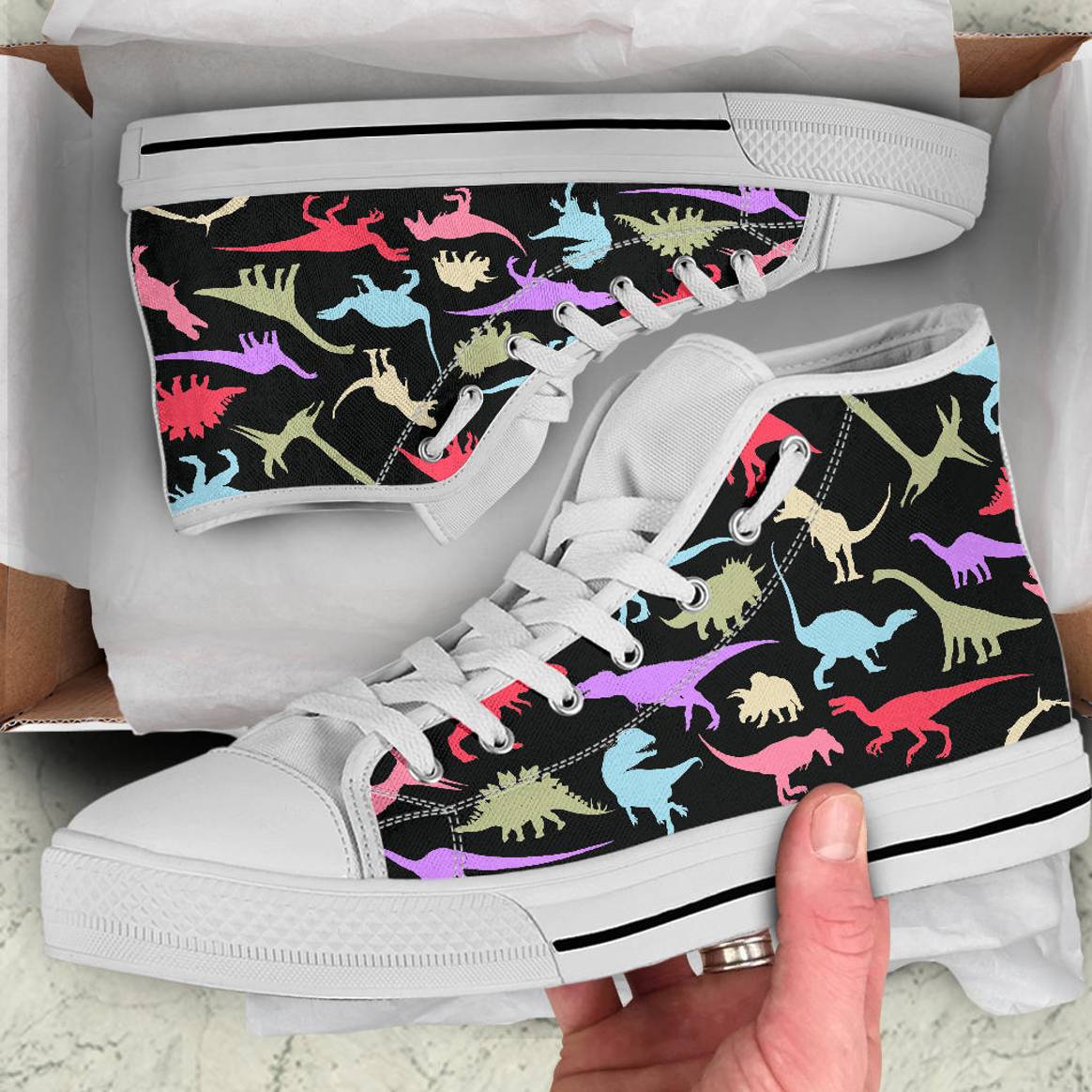 “Dinosaurios coloridos”: zapatillas altas de Jurassic Apparel.