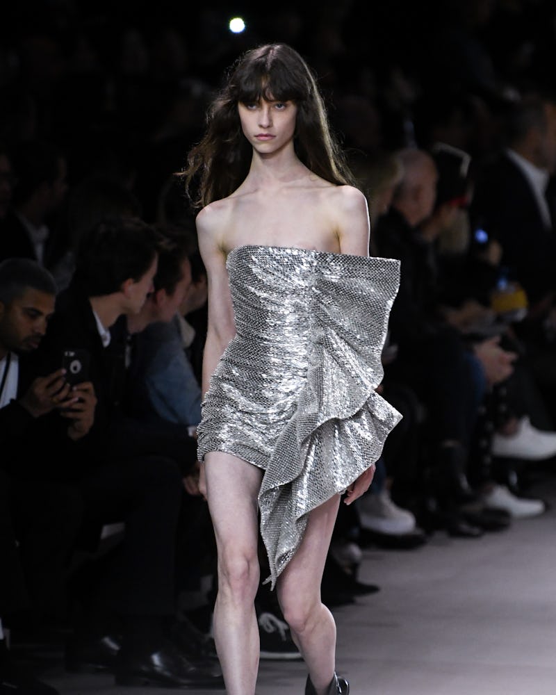 Una modelo camina por la pasarela durante el desfile de Celine como parte de la Semana de la Moda de París Ropa de Mujer Primavera/...