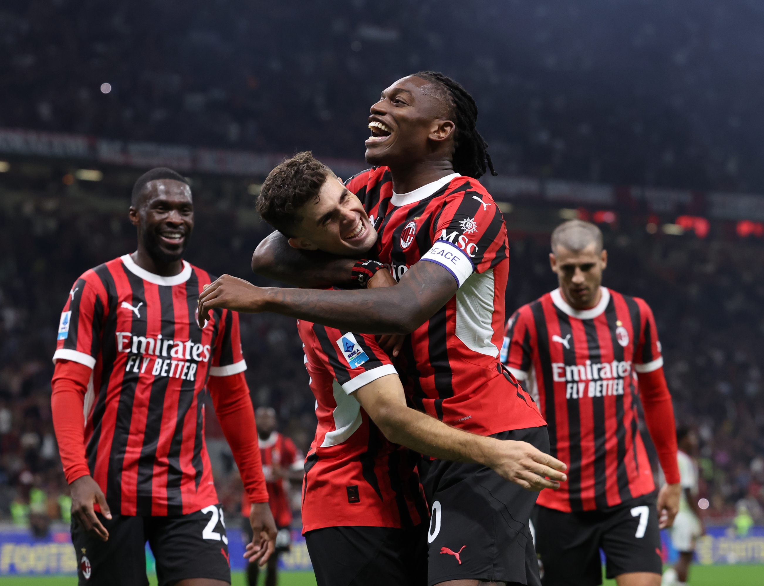 MILÁN, ITALIA - 27 DE SEPTIEMBRE: Christian Pulisic del AC Milan celebra con Rafael Leao después de marcar el gol durante el partido de la Serie entre Milán y Lecce en el Stadio Giuseppe Meazza el 27 de septiembre de 2024 en Milán, Italia. (Foto de Claudio Villa/AC Milan vía Getty Images)