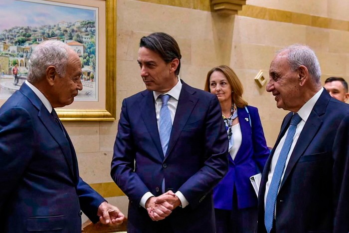 Se ve a Amos Hochstein conversando con el secretario general de la Liga Árabe, Ahmed Aboul Gheit, y el presidente del parlamento libanés, Nabih Berri.