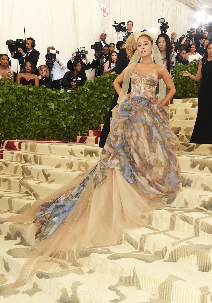 Ariana Grande asiste a la Met Gala de disfraces de Heavenly Bodies: Fashion & The Catholic Imagination