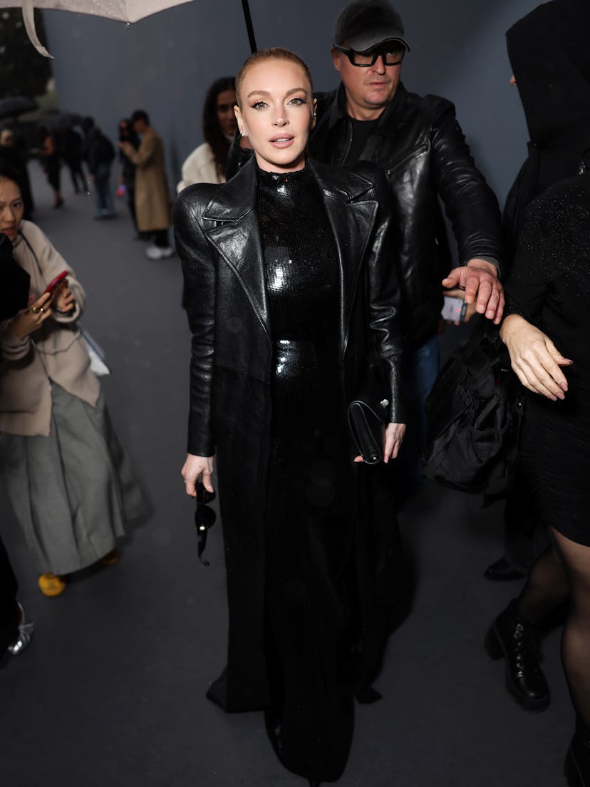 Lindsay Lohan asiste al desfile Balenciaga Paris Womenswear Primavera-Verano 2025