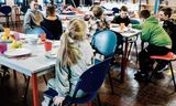 Los niños ucranianos van a la escuela primaria De Wilgen. Sándwiches blancos con queso o chispas de chocolate durante el resto.