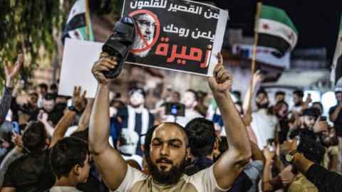 Los sirios celebran el sábado en Idlib, controlada por los rebeldes, tras la muerte del líder de Hezbolá, Hassan Nasrallah.