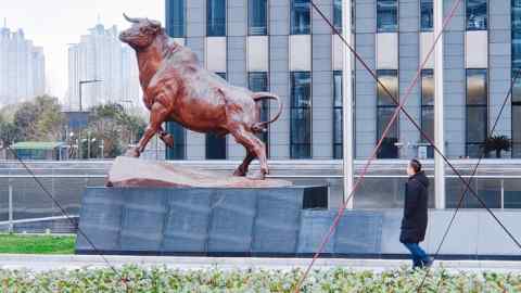 Una estatua de toro se encuentra cerca de la Bolsa de Valores de Shanghai. El dramático repunte de las últimas semanas muestra cuán sobrevendido se había vuelto el mercado chino.