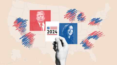 Un montaje de EE.UU. con fotos de Donald Trump y Kamala Harris de fondo y una mano sosteniendo una tarjeta con 2024 y un tic